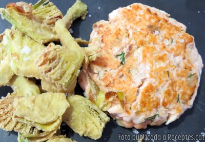 Hamburguesa casolana de salmó, anet i poma amb xips de carxofa